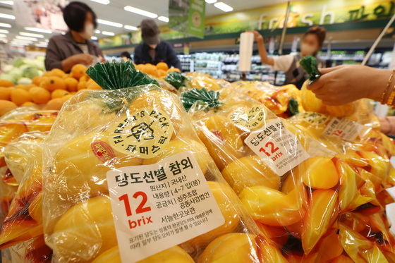 Fruit sold at Emart in Yongsan District, central Seoul is labeled to show the amount of sugar it contains. E-mart said on Thursday it will label 12 different fruits, including oriental melons, to show their sugar content. [YONHAP]