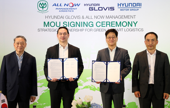 From left: CP Group Vice Chairman Korsak Chairasmisak,CEO Tarin Thaniyavarn of CP ALL's logistics subsidiary All Now and Hyundai Glovis CEO Kim Jung-hoon pose for a photo after signing a memorandum of understanding to partner to carry out delivery orders and make the logistics process more efficient. [HYUNDAI GLOVIS]