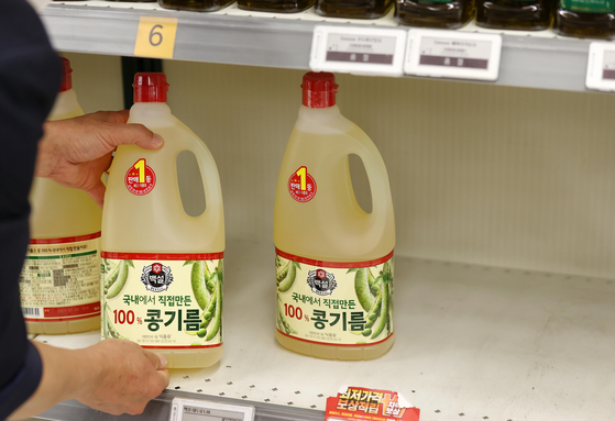 Cooking oils are rapidly sold out at a discount mart in Seoul on Monday. [YONHAP]