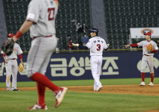 A game between the Doosan Bears and the SSG Landers descends into confusion during the 11th inning at Jamsil Baseball Stadium in southern Seoul on Wednesday as uncertainty over whether a ball was caught and unclear umpire signals leave base runners unsure if they are supposed to advance or not. [YONHAP]