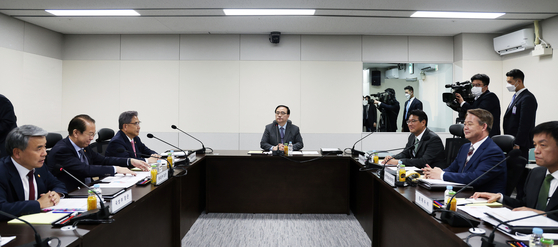 National Security Adviser Kim Sung-han, center, presides over the first National Security Council (NSC) standing committee meeting to review major diplomatic and security issues, including U.S. President Joe Biden’s visit to Korea, at the presidential office bunker in Yongsan, central Seoul Thursday. [NEWS1]