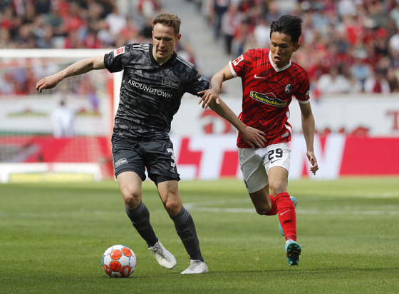 SC Freiburg's Jeong Woo-yeong, right, in action against FC Union Berlin's Paul Jaeckel in a Bundesliga match in Europa Park Stadion in Freiburg, Germany on May 7. [REUTERS/YONHAP]