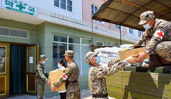 North Korea's state-run Rodong Sinmun on Thursday published this photo of soldiers distributing medical supplies, following an order by leader Kim Jong-un to deploy the military to ensure stable distribution through pharmacies. [NEWS1]