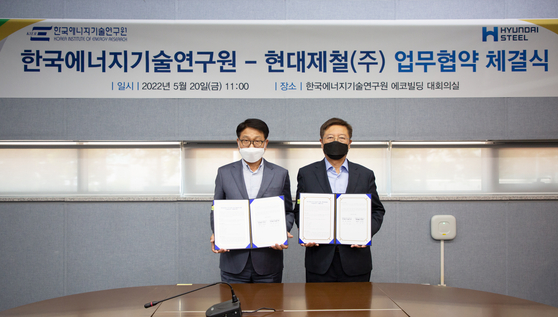 Hyundai Steel CEO Ahn Dong-il, left, and Korea Institute of Energy Research President Kim Jong-nam pose for a photo during a signing ceremony held in Daejeon, Friday.[HYUNDAI STEEL]