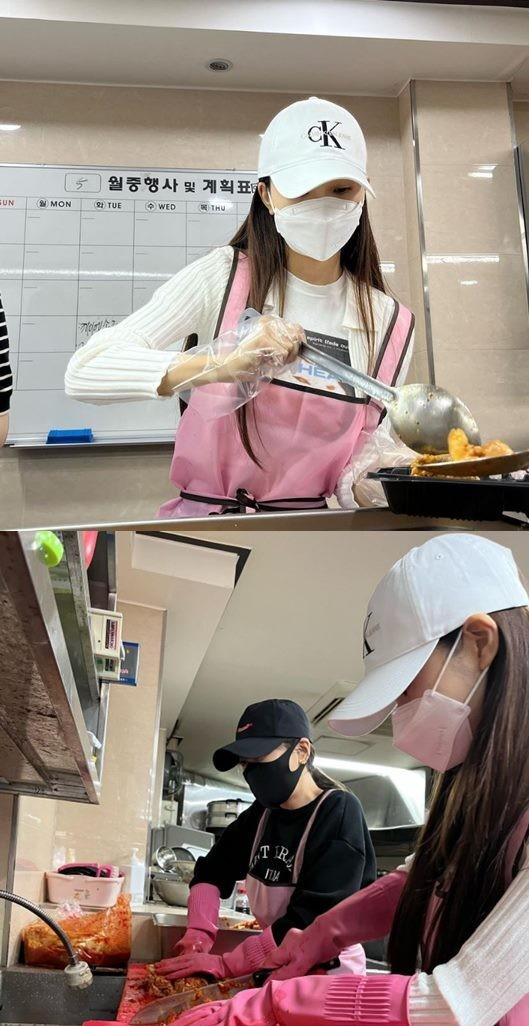 Song Ji-ah, right, and Kang Ye-won were spotted volunteering for a charity organization on Thursday. [INSTAGRAM CAPTURE]