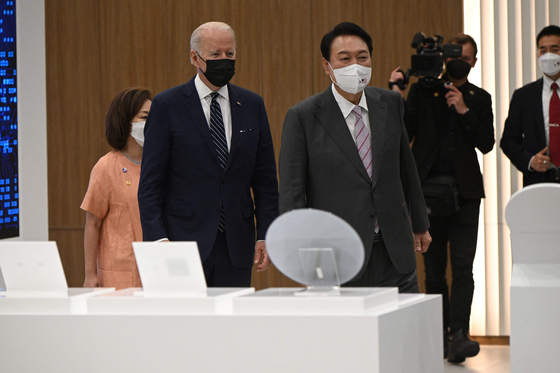U.S. President Joe Biden, left, and South Korean President Yoon Suk-yeol tour the Samsung Electronics factory in Pyeongtaek on May 20. [AFP]