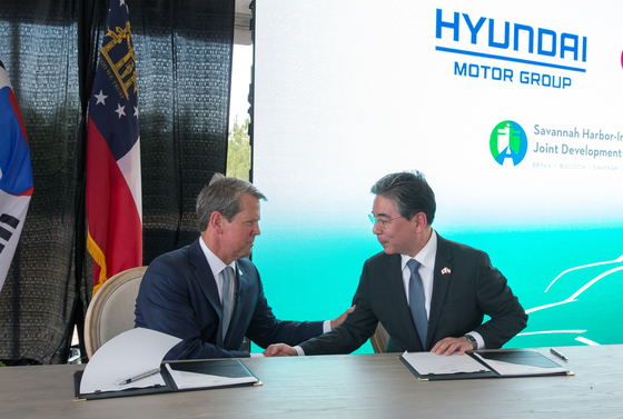 Hyundai Motor CEO Jang Jae-hoon, right, and Georgia Governor Brian Kemp shake hands after signing an agreement for a $5.54 billion in an electric vehicle factory and battery-cell facility in Bryan County, Georgia. [HYUNDAI MOTOR] 
