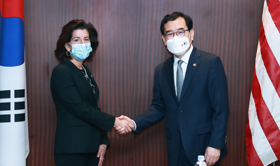 U.S. Commerce Secretary Gina Raimondo and Korean Minister of Trade, Indusstry and Energy at the Grand Hyatt in Seoul on Saturday in attending the U.S.-Korea Business Roundtable. [MINISTRY OF TRADE, INDUSTRY AND ENERGY]