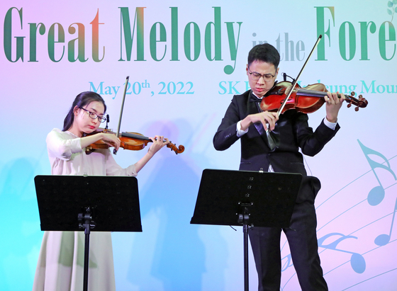 Vivace Ensemble plays at the ″Great Melody in the Forest,″ in Mount Indeung, Chungju, on Friday. [PARK SANG-MOON]