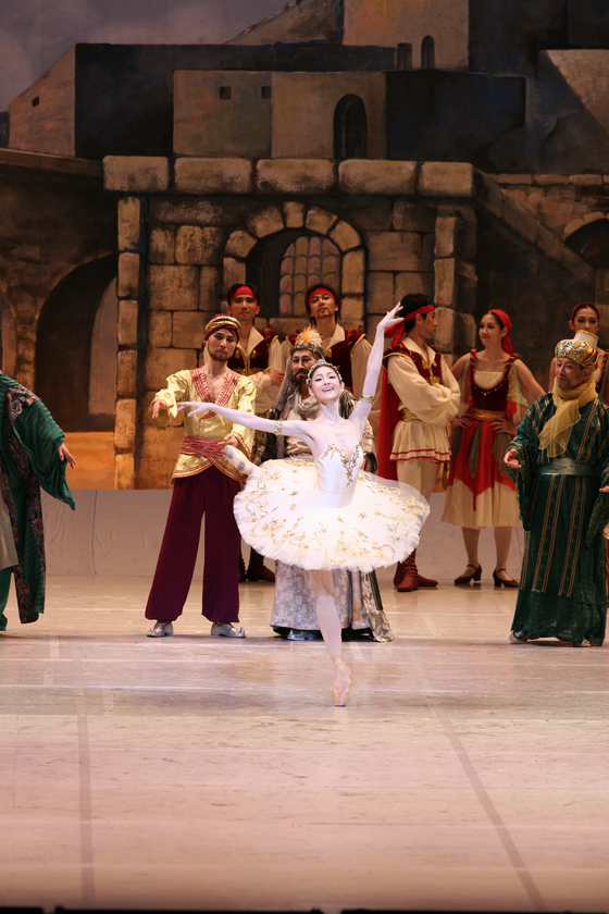 Kim performing ″Le Corsaire″ as a principal dancer at the Korean National Ballet in Beijing, China, in 2006. [JOONGANG PHOTO]