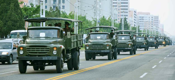 A photo released by state-run Rodong Sinmun newspaper on Sunday shows a convoy of North Korean army trucks delivering medical supplies in Pyongyang. North Korean leader Kim Jong-un ordered the deployment of the country's military to ensure a stable distribution of necessary medicines and other materials through pharmacies in response to hoarding, black market medicine sales and other illegal activities. [NEWS1]