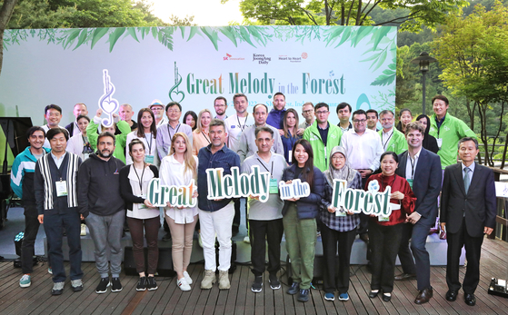Members of the diplomatic corps attend “Great Melody in the Forest,” a concert of musicians with developmental disabilities hosted by the SK Innovation and Korea JoongAng Daily, with the support of the Heart to Heart Foundation, at a forest at Mount Indeung, Chungju, North Chungcheong, on Friday. Countries represented by ambassadors and diplomats were, in alphabetical order: Belarus, Brunei Darussalam, Cambodia, Chile, Colombia, Costa Rica, Estonia, Finland, Latvia, Pakistan, the Philippines, Serbia, Tajikistan, Turkey and Uzbekistan. [PARK SANG-MOON]