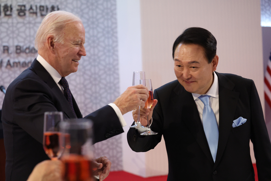 President Yoon Suk-yeol, right, and U.S. President Joe Biden toast each other at the official dinner banquet at the National Museum of Korea in Yongsan District, central Seoul, Saturday, attended by some 80 dignitaries including government officials and leaders of major conglomerates. [YONHAP]