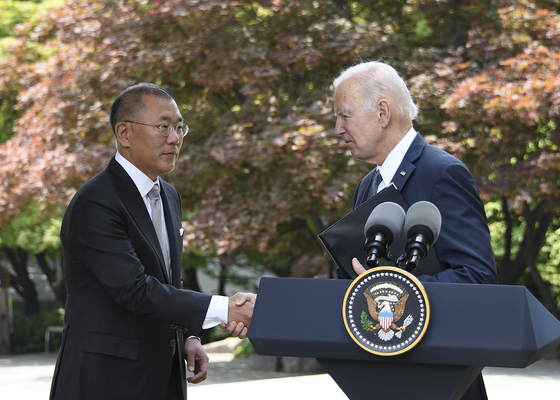 Hyundai Motor Group Chairman Euisun Chung shakes hands with U.S. President Joe Biden during a meeting held at the Grand Hyatt Seoul in Yongsan, central Seoul, on Sunday. [HYUNDAI MOTOR]