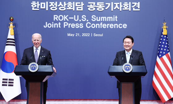 President Yoon Suk-yeol, right, and U.S. President Joe Biden hold a joint press conference after their first bilateral summit at the presidential office in Yongsan, central Seoul, Saturday. [YONHAP]