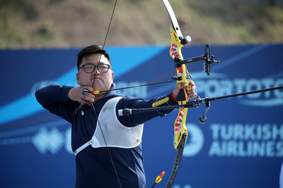 Kim Woo-jin shoots during the men's individual recurve gold medal event at the Gwangju International Archery Center in Gwangju on Sunday. Kim beat countryman Lee Woo-seok for the gold medal. [NEWS1]
