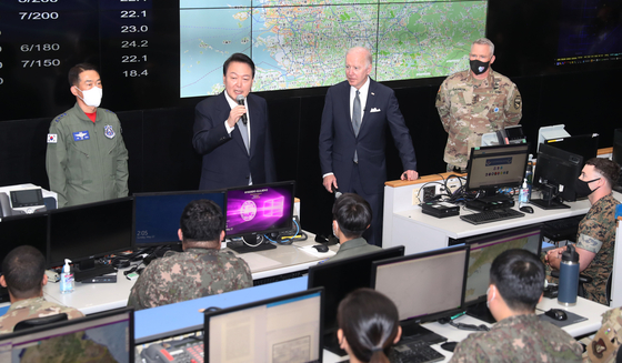 President Yoon Suk-yeol, center left, and U.S. President Joe Biden, center right, speak to troops during a visit to the Korean Air and Space Operations Center (KAOC) at Osan Air Base in Pyeongtaek, Gyeonggi, Sunday afternoon. Biden later concluded his three-day visit to Seoul and departed for Tokyo. [JOINT PRESS CORPS]