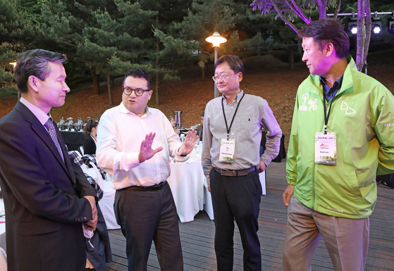 From left, Heart to Heart Foundation President and CEO Oh Jee-chul, Colombian Ambassador Juan Carlos Caiza, Korea JoongAng Daily CEO Cheong Chul-gun, and SK Innovation’s Value Creation Center head Lim Su-kil, engage in a conversation after the concert. [PARK SANG-MOON]