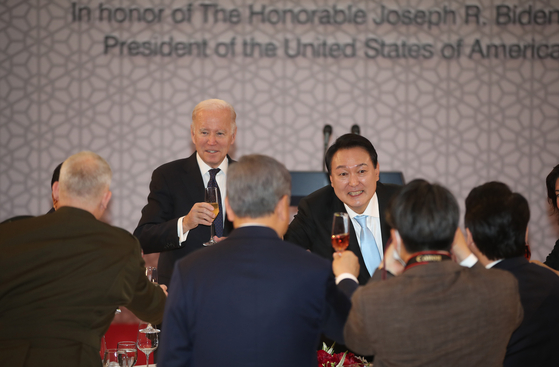 President Yoon Suk-yeol, right, and U.S. President Joe Biden toast guests at the official dinner banquet at the National Museum of Korea in Yongsan District, central Seoul, Saturday, attended by government officials and business leaders. [NEWS1]