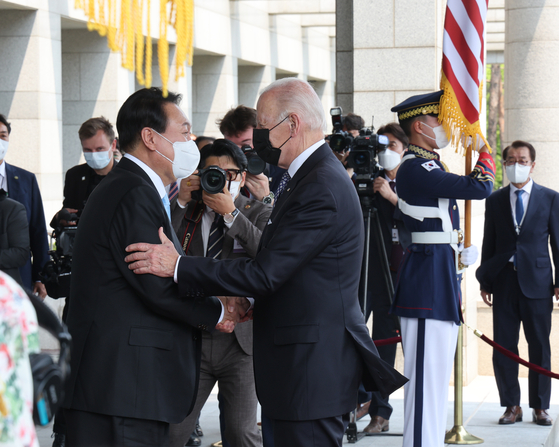 President Yoon Suk-yeol, left, welcomes U.S. President Joe Biden ahead of their bilateral summit at the presidential office in Yongsan, central Seoul, Saturday. [YONHAP]