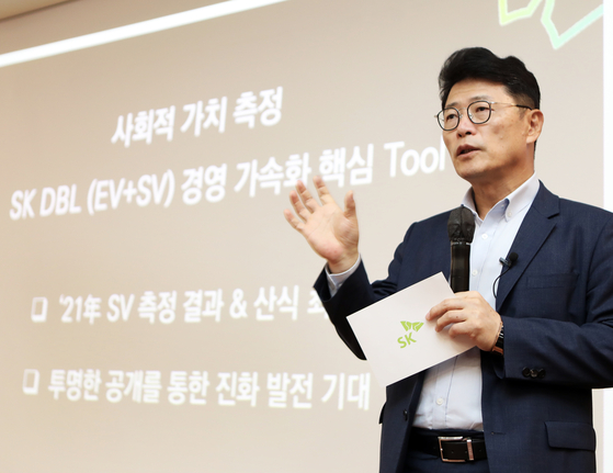 Lee Hyung-hee, chairman of the Social Value Committee at SK, delivers a spech on the company's efforts to enhance social value on Monday in central Seoul. [SK]