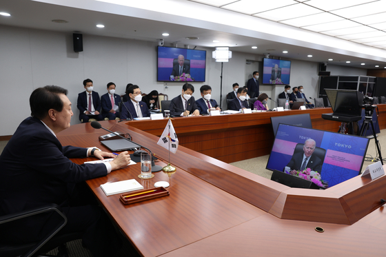Korean President Yoon Suk-yeol, left, listens to U.S. President Joe Biden’s remarks during a videoconference launching the U.S.-led Indo-Pacific Economic Framework for Prosperity (IPEF) from his presidential office in Seoul Monday afternoon. [NEWS1]