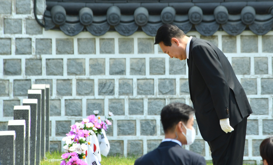 President Yoon Suk-yeol pays tribute to the victims of the Gwangju massacre at the May 18 National Cemetery on May 18. [NEWS1]