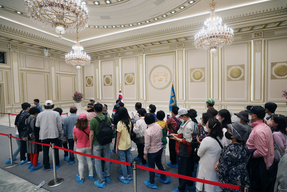 Visitors tour the Yeongbingwan State Guest House in the Blue House, in Jongno District, central Seoul, on Monday. [NEWS1]