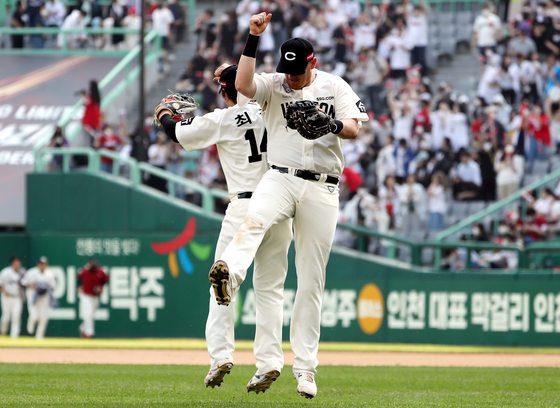 Choi Jung, left, and Kevin Cron of the SSG Landers celebrate as the Landers beat the LG Twins 3-1 at Incheon SSG Landers Field in Incheon on Sunday. [YONHAP]