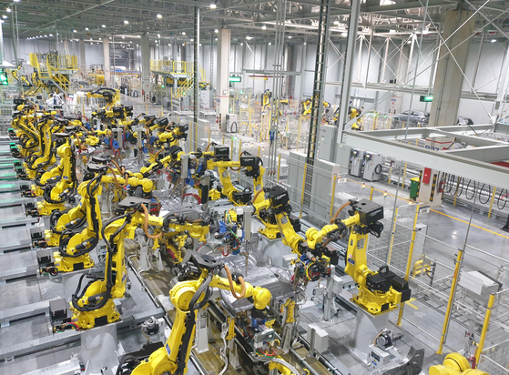 Hyundai Motor’s production plant that assembles electric vehicles in Cikarang, Indonesia. The plant is located 40 kilometers from the country’s capital of Jakarta. [YONHAP]
