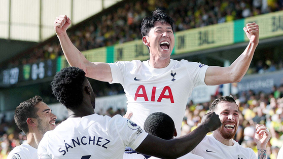 Tottenham Hotspur's Son Heung-min celebrates after scoring the club's fifth goal in a match against Norwich City at Carrow Road in Norwich, England on Sunday. [REUTERS/YONHAP]