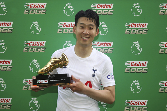 Tottenham Hotspur's Son Heung-min holds the Premier League's Golden Boot award after a match against Norwich City at Carrow Road in Norwich, England on Sunday. [AP/YONHAP]