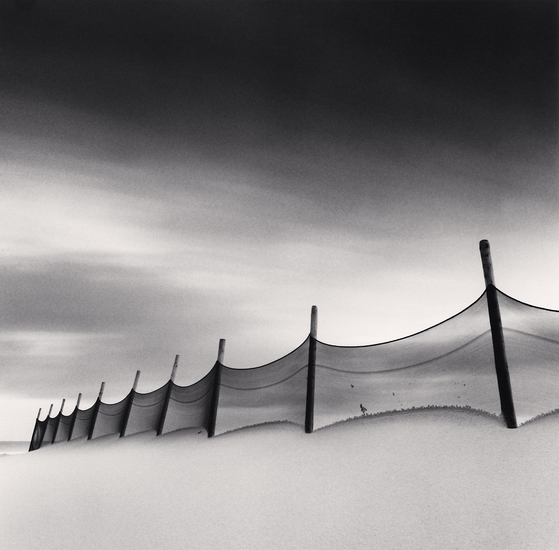″Wind-Swept Beach, Calais, France″ (1999) by Michael Kenna will be shown at his solo show at K.O.N.G Gallery to be held from June 21 to celebrate the opening of the Blue House to the public.  [K.O.N.G GALLERY] [K.O.N.G GALLERY]