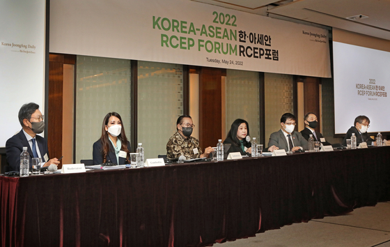 From left, Kim Chang-beom, former Korean ambassador to Indonesia, moderates a panel discussion at the Korea-Asean RCEP Forum at the Westin Josun Seoul on Tuesday, as Cambodian Ambassador to Korea Chring Botumrangsay, Indonesian Ambassador Gandi Sulistiyanto, the Philippines Ambassador Maria Theresa Dizon-De Vega, Singapore’s Deputy Chief of Mission Adrian Li, Thai Ambassador Witchu Vejjajiva and Vietnamese Ambassador Nguyen Vu Tung share their respective governments’ views on RCEP and expectations for its implications on trade relations with Korea. [PARK SANG-MOON] 