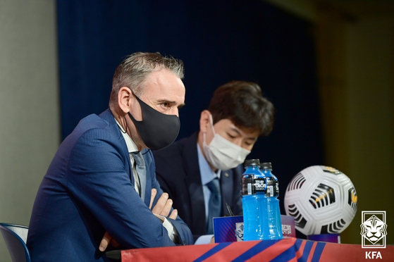 한국 대표팀의 파울로 핀투 감독(왼쪽)이 월요일 서울 중구 KFA홀에서 28명의 선수 명단을 발표했다. [YONHAP]