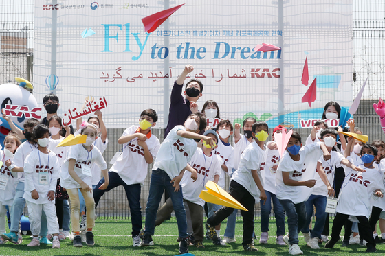 Afghan kids fly paper airplanes with Yoon Hyung-joong, president of the Korea Airports Corporation, at the Korea Airports Corporation multi-purpose sports facility in Gangseo District, western Seoul, on Tuesday morning. The Korea Airports Corporation held the event for elementary school children of Afghan “special contributors” who settled in the Seoul Metropolitan Area after fleeing their country when the Taliban took over. [NEWS1]