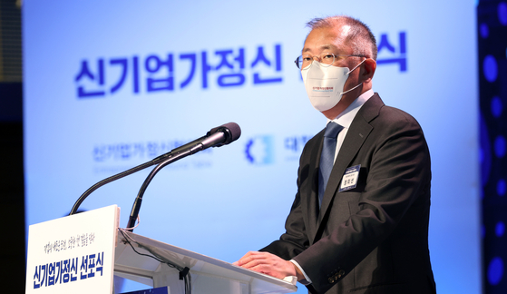Hyundai Motor Group Chairman Euisun Chung delivers a congratulatory speech during a ceremony to launch the Entrepreneurship Round Table at the Korea Chamber of Commerce and Industry in central Seoul on Tuesday. [YONHAP]