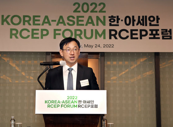 Chun Yoon-jong, Ministry of Trade, Industry and Energy deputy minister of trade negotiations presents Korea's view and epectations on RCEP at the Korea-Asean RECEP Forum at Westin Josun, Seoul on Tuesday. [PARK SANG-MOON]