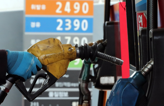  Consumer prices in April soared as gas prices jumped by 27.4 percent and diesel prices increased by 37.9 percent in the wake of Russia°Øs invasion of Ukraine. [NEWS1]