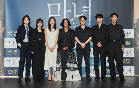 The cast of “The Witch: Part 2. The Other One” and director Park Hoon-jung, third from right, poses at a local press event Tuesday at the JW Marriott Dongdaemun Sqaure Seoul hotel in central Seoul. [ILGAN SPORTS]
