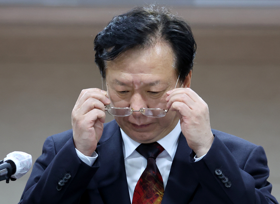 Health Minister nominee Chung Ho-young prepares to speak about favoritism allegations in regards to his two children on April 17. Chung withdrew as health minister nominee on Monday. [YONHAP]