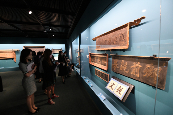 Local reporters at the preview of the “Hyeonpan: Signboards Inscribing the Ideals of Joseon" exhibit on May 18 at the National Palace Museum of Korea. [NATIONAL PALACE MUSEUM OF KOREA]