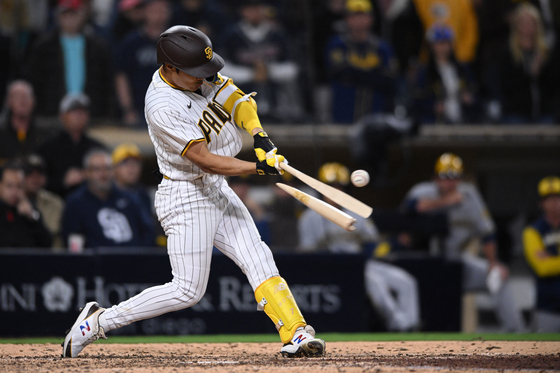 San Diego Padres shortstop Kim Ha-seong breaks his bat during the 10th inning of a game against the Milwaukee Brewers at Petco Park in San Diego on Monday. The Padres went on to win the game 3-2. [USA TODAY/YONHAP]