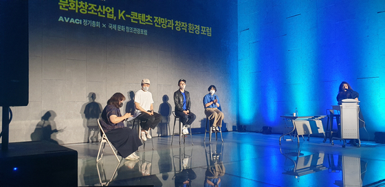 A forum titled “The Center of K-content, the Storytellers — Different Outlets, Joint Project” (translated) co-hosted by the Directors Guild of Korea (DGK) and Jacops P&D was held at Seoul Hall of Urbanism & Architecture on Friday. [DGK]