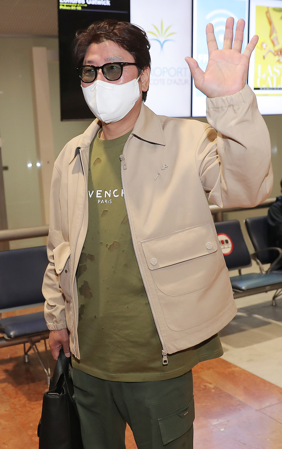 Actor Song Kang-ho waves at the camera upon arriving at the Nice Cote d'Azur Airport in France on Wednesday. [ILGAN SPORTS]