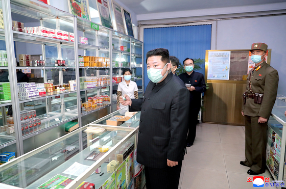  In this photo released by the Korean Central News Agency on May 16, North Korean leader Kim Jong-un inspects a pharmacy in Pyongyang on May 15 to check on the state of supply and distribution of medicine. Kim berated officials at a Politburo meeting earlier in the day for delays in delivering medical supplies. [YONHAP]