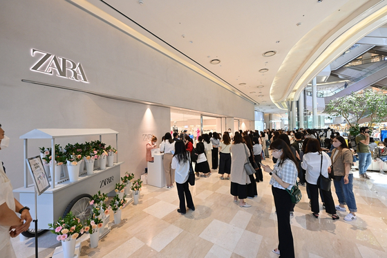 A Zara store opened at the Lotte World Mall in Jamsil, southern Seoul, on Friday. [ZARA]