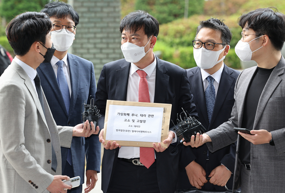LKB & Partners attorneys speak to reporters at the Seoul Southern District Prosecutors' Office after filing a complaint against Terraform Labs and co-founders Do Kwon and Daniel Shin on Thursday. [YONHAP]