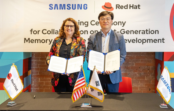 Red Hat Senior Vice President Marjet Andriesse, left, and Samsung Electronics Executive Vice President Bae Yong-cheol pose for a photo during a signing ceremony for memory software development collaboration, on May 13. [SAMSUNG ELECTRONICS] 