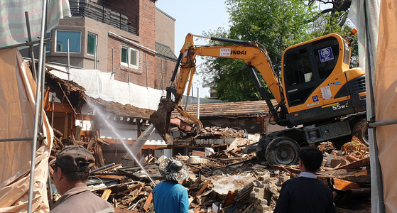 A hanok in Seochon is demolished. [LEE SEO-JAE]